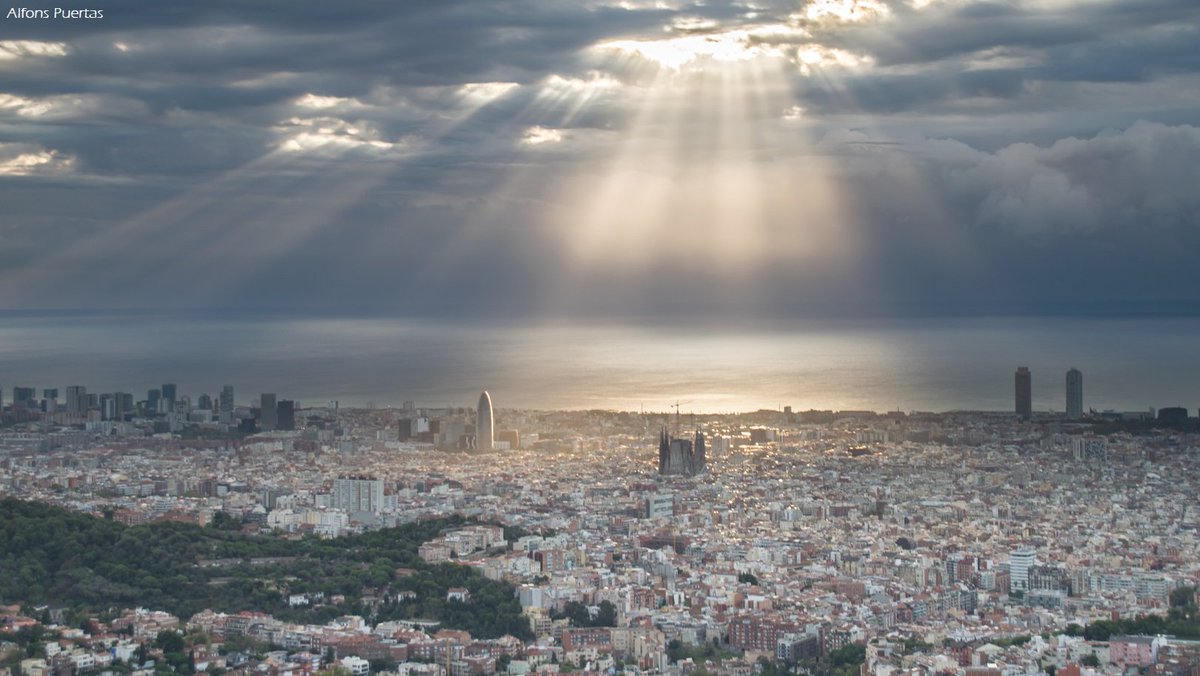 alfons_pc's tweet photo. Luz divina #Barcelona #SagradaFamilia #FelizDomingo #rayoscrepusculares esta noche 1.0mm #lluvia #obsFabra @AEMET_Esp @btveltemps https://t.co/DbAr0xZDhm