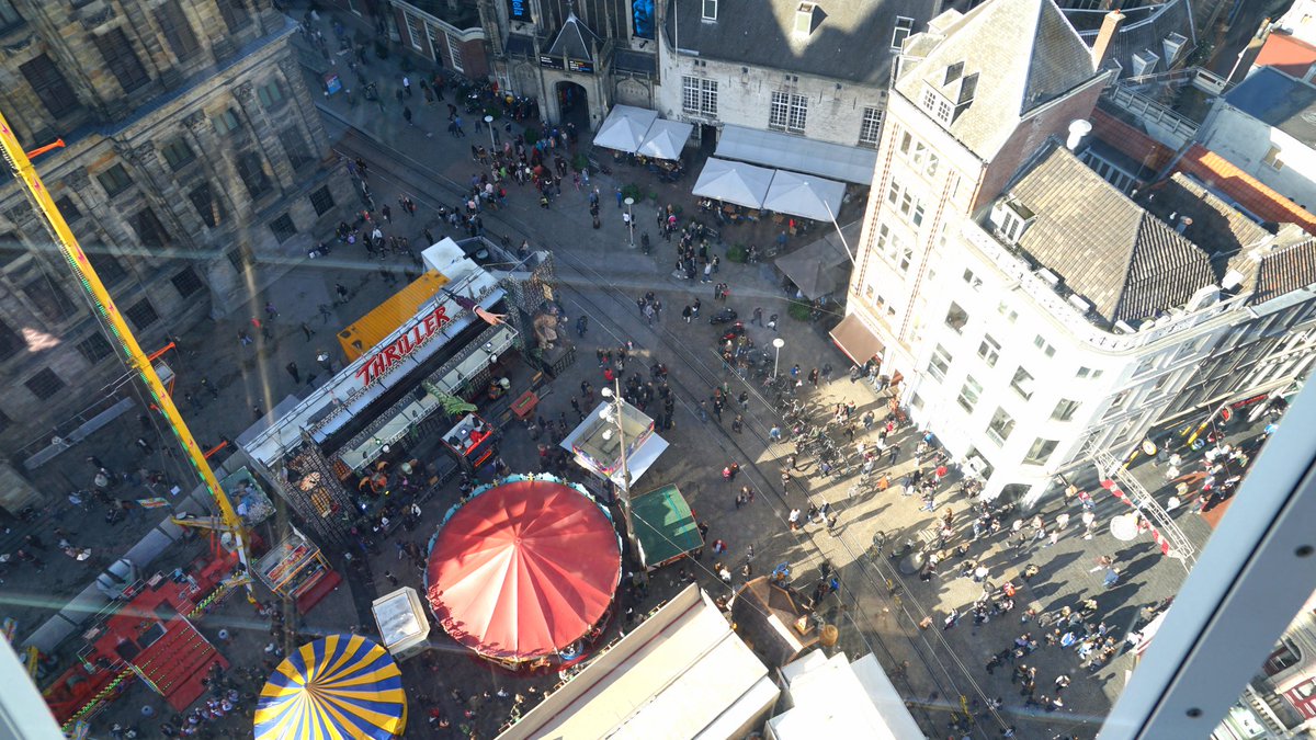 photodam's tweet photo. Drukte in #Amsterdam viel wel mee gisterenmiddag. #kermisopdeDam #cityview #80meter #laatstekans! Volgend jaar geen kermis meer op de Dam. https://t.co/Zcqm0WzDjZ