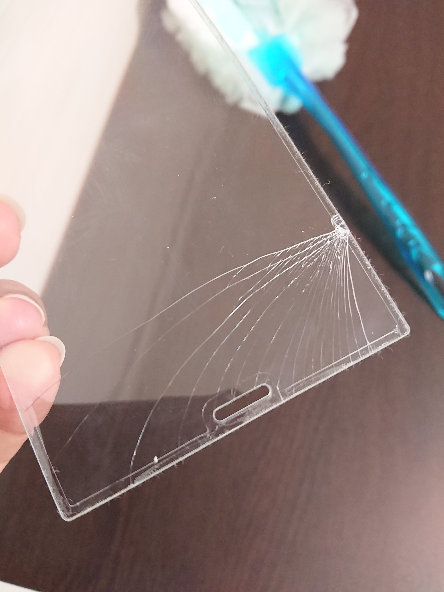 まーち Unicornの民 スマホを床に落としたら Auでもらったガラス製の保護シートが剥がれて割れた これは スマホの画面の身代わりになったと信じればいいのか それとも落としたくらいで何剥がれてんだよ と怒ればいいのか どっちにしても保護
