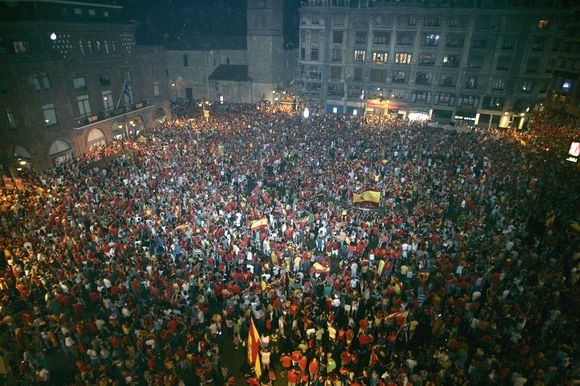 MichaelGood7's tweet photo. León anoche protestando por el artículo 155.
#TodoFake https://t.co/B1HRGrhCgL