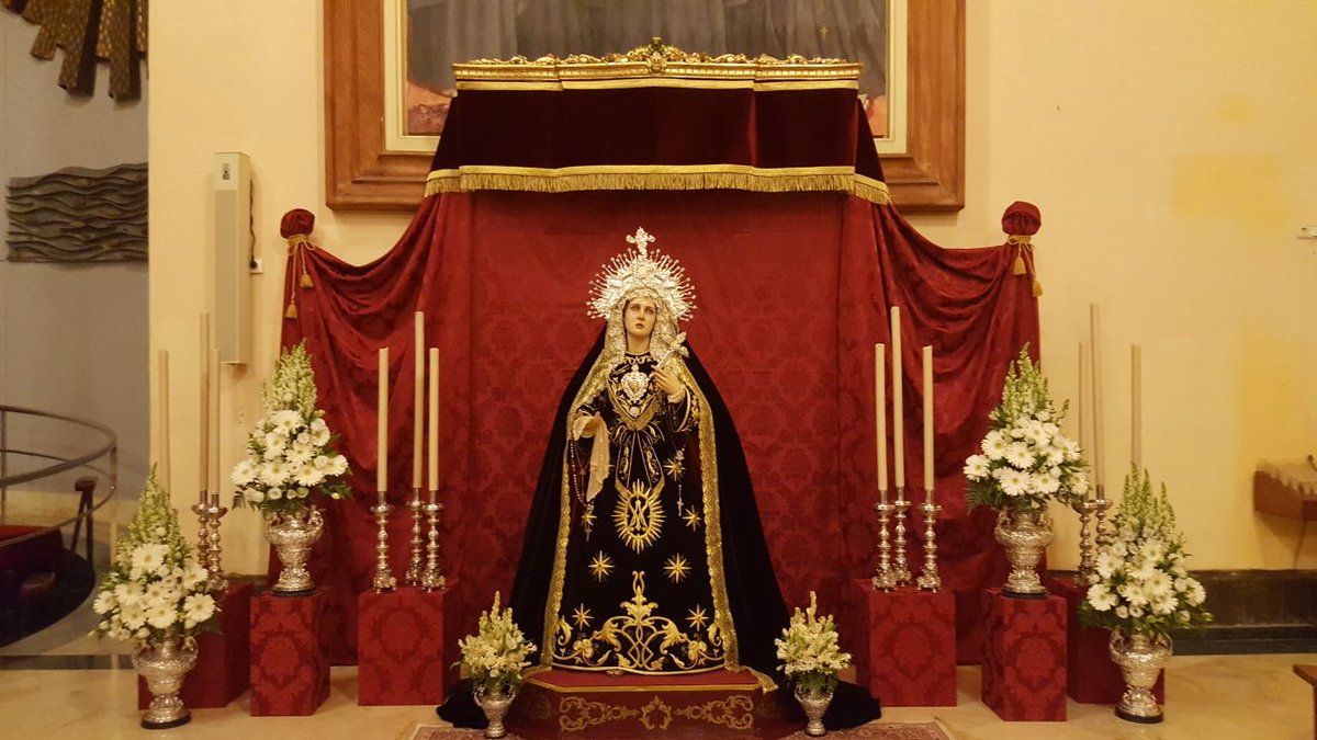 GPDesamparados's tweet photo. Da comienzo el besamanos extraordinaria por el X Aniversario de Ntra. Sra. de los Desamparados #Xaniversario #Gorertti #CofradíasMLG https://t.co/R4ND3ATEw1