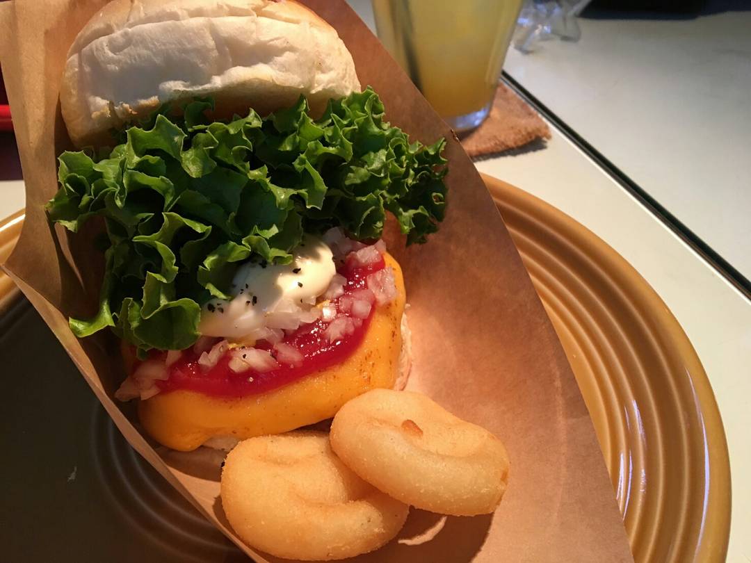 artist_Katsu_2's tweet photo. 昨日
鎌倉に行ってきました🚙

ハンバーガーのお店
@at_LeafCafe さん🍔

いつもインスタで見てて
「いいね」を贈ってくれていたので気になっていたんです(^^)

海の目の前なので天気がよければ
テラス席で絶景！！
ハンバーガーもうまい✨
お礼に描き贈り✨ https://t.co/OMhH5obKII