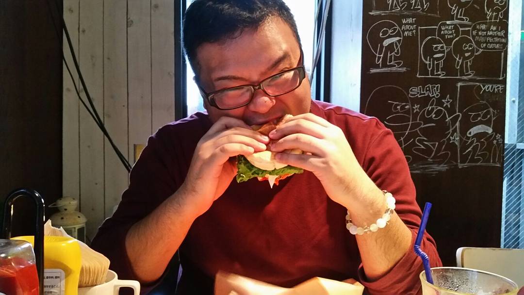artist_Katsu_2's tweet photo. 昨日
鎌倉に行ってきました🚙

ハンバーガーのお店
@at_LeafCafe さん🍔

いつもインスタで見てて
「いいね」を贈ってくれていたので気になっていたんです(^^)

海の目の前なので天気がよければ
テラス席で絶景！！
ハンバーガーもうまい✨
お礼に描き贈り✨ https://t.co/OMhH5obKII