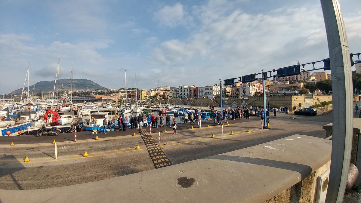 Pozzuoli...la vendita del pesce dalle barche dei pescatori
