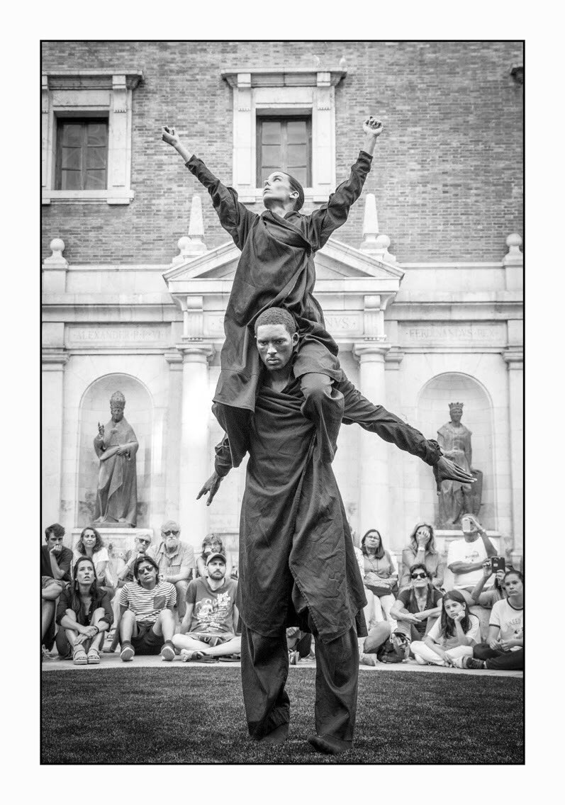 ReusCultura's tweet photo. Cap a les 13 h, a la plaça del Mercadal, representació de l’espectacle “Orbis”, de @humanhooddance. #COSReus #Femcultura #Reus https://t.co/hcjRry0vUU