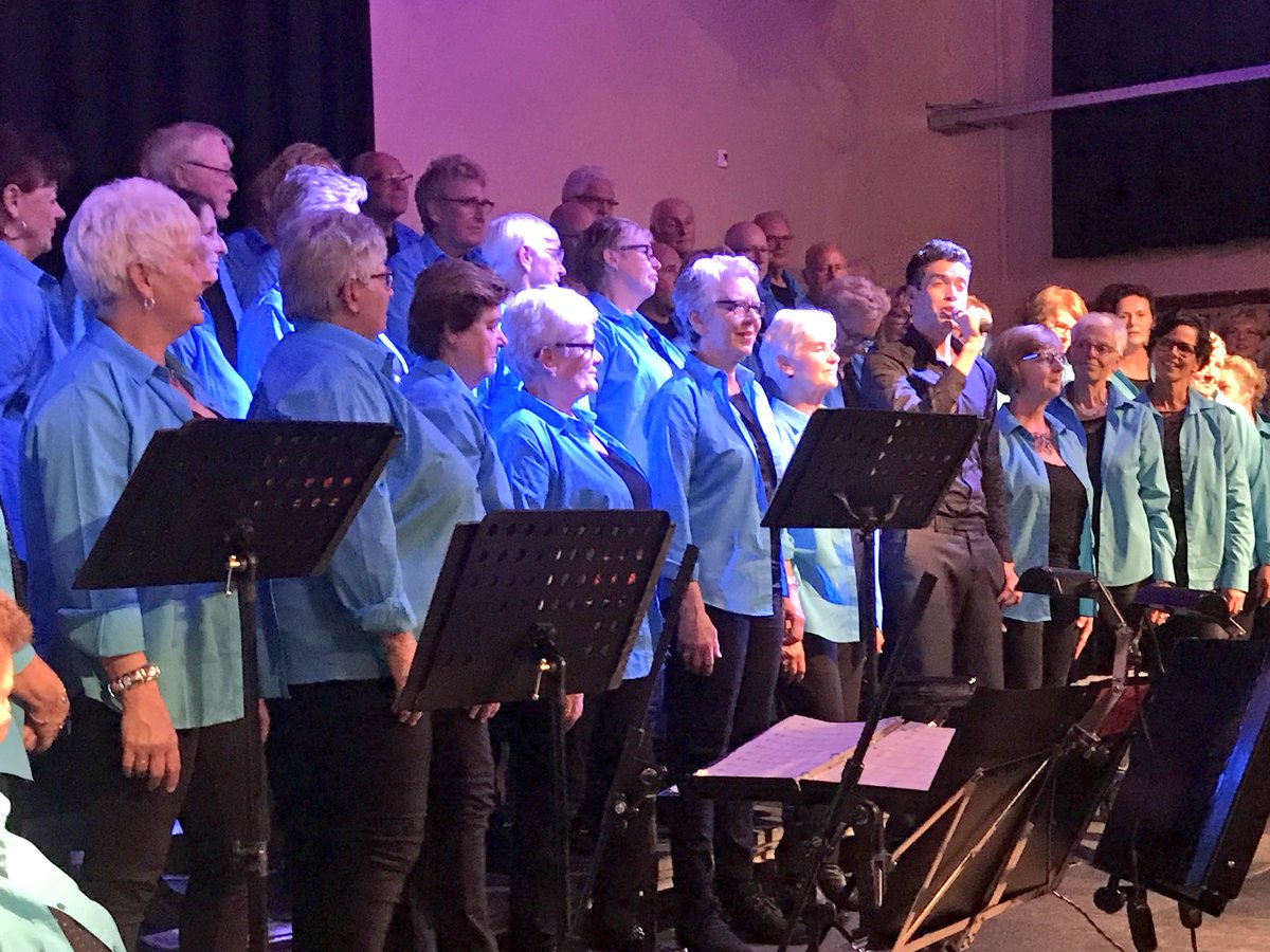 rob_in_wormer's tweet photo. Gisteravond genoten van een schitterend optreden van het #ontroerend-goed-koor met #Sjors-van-der-Panne in de #Stoomhal in #Wormer https://t.co/4TG7AS2Ibf