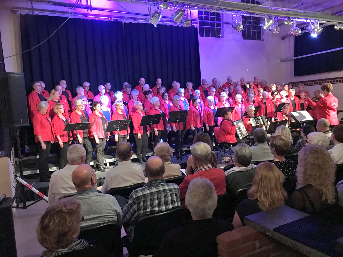 rob_in_wormer's tweet photo. Gisteravond genoten van een schitterend optreden van het #ontroerend-goed-koor met #Sjors-van-der-Panne in de #Stoomhal in #Wormer https://t.co/4TG7AS2Ibf