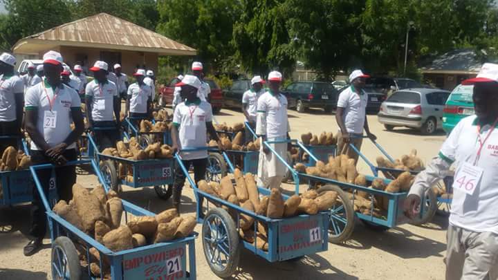 Habuhk4's tweet photo. Ahmed Jaha Foundation Empowered 60 Youths In #Borno wit Wheelbarrow & Tubers of Yam #Selfreliance #Confidence #NotAnotherNigerian #NERebirth https://t.co/YFuZg80lIC