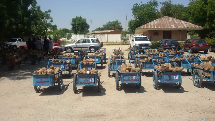 Habuhk4's tweet photo. Ahmed Jaha Foundation Empowered 60 Youths In #Borno wit Wheelbarrow & Tubers of Yam #Selfreliance #Confidence #NotAnotherNigerian #NERebirth https://t.co/YFuZg80lIC