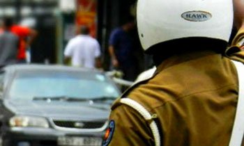 Dailymirror_SL's tweet photo. Two Police Constables arrested over Rs. 2,000 bribe https://t.co/6VFCkOTGRp https://t.co/L20bcn4fZF