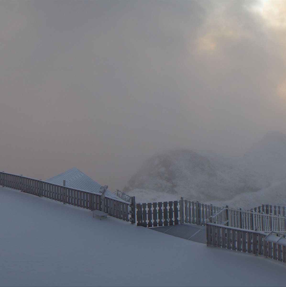 alpedhuez's tweet photo. 🔴 Snow is back ! https://t.co/a2AmXhcbPU