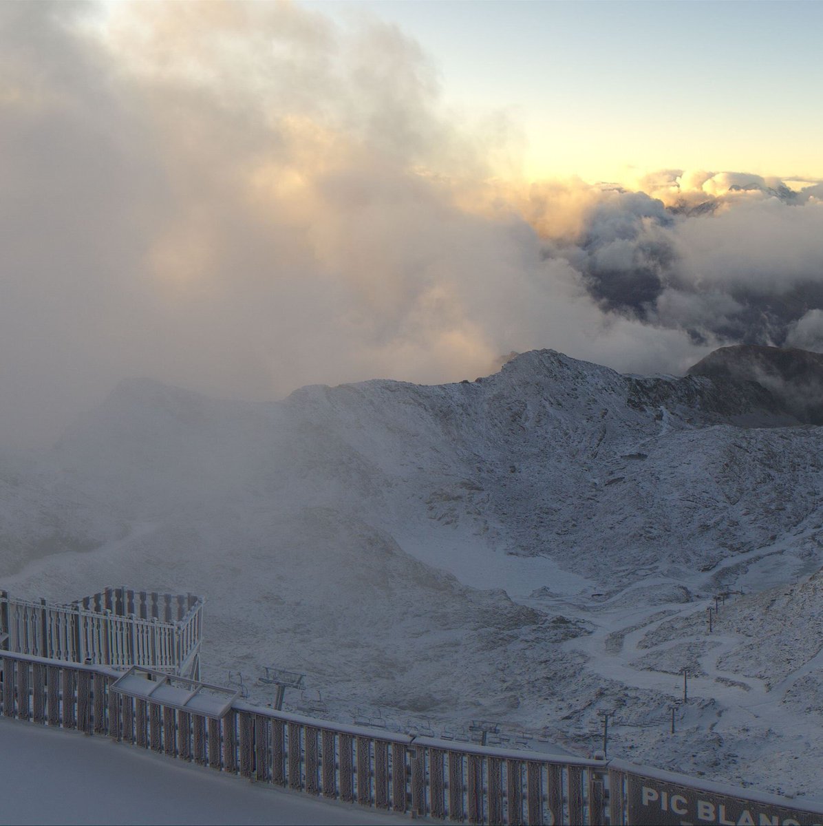 alpedhuez's tweet photo. 🔴 Snow is back ! https://t.co/a2AmXhcbPU