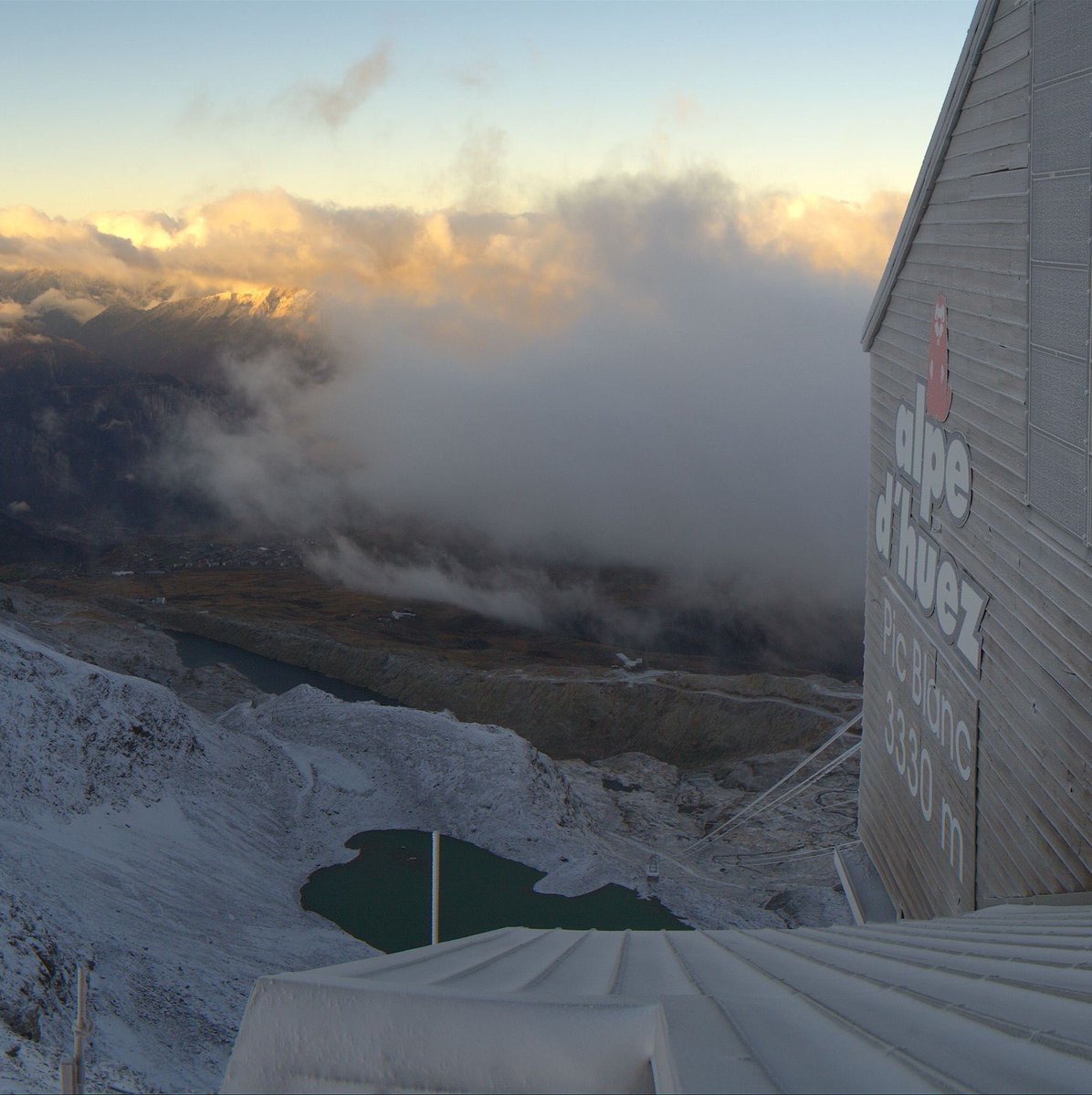 alpedhuez's tweet photo. 🔴 Snow is back ! https://t.co/a2AmXhcbPU
