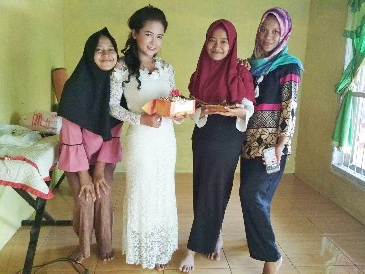 deboth1106's tweet photo. kami tuh sepupuan tau?!!😂😂💦 https://t.co/IrRbfePf8k