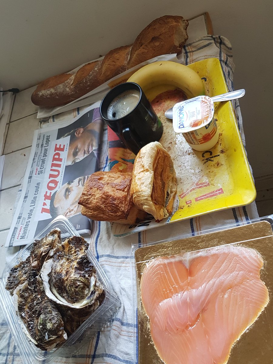 CDS0711's tweet photo. #HappyTime Gros breakfast devant #DimancheLigue1  @beinsports_FR ! Rayon de soleil trop agréable. On est vraiment le 22 octobre ? ;-) https://t.co/dZuzGvsYQL