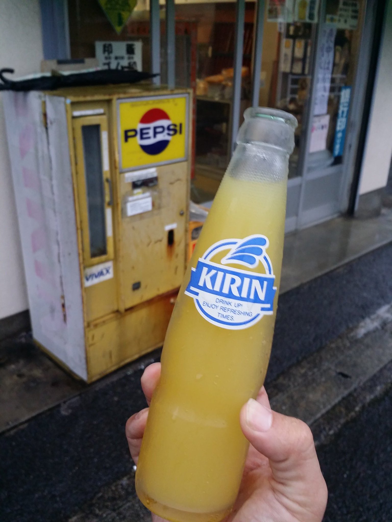 昭和スポット研究所kossy 広島県広島市安芸区中野5 12 1付近 野村文具店前に旧式瓶ペプシ自販機稼働中 中身は キリンレモンときりり 旧式の瓶コーラ自販機はまだまだありますが 瓶ペプシ自販機となると非常に貴重 ペプシが 昭和スポット研究所kossy 広島県広島市安芸区中野5 12 1付近 野村文具店前に旧式瓶ペプシ自販機稼働中 中身は キリンレモンときりり 旧式の瓶コーラ自販機はまだまだありますが 瓶ペプシ自販機となると非常に貴重 ペプシが