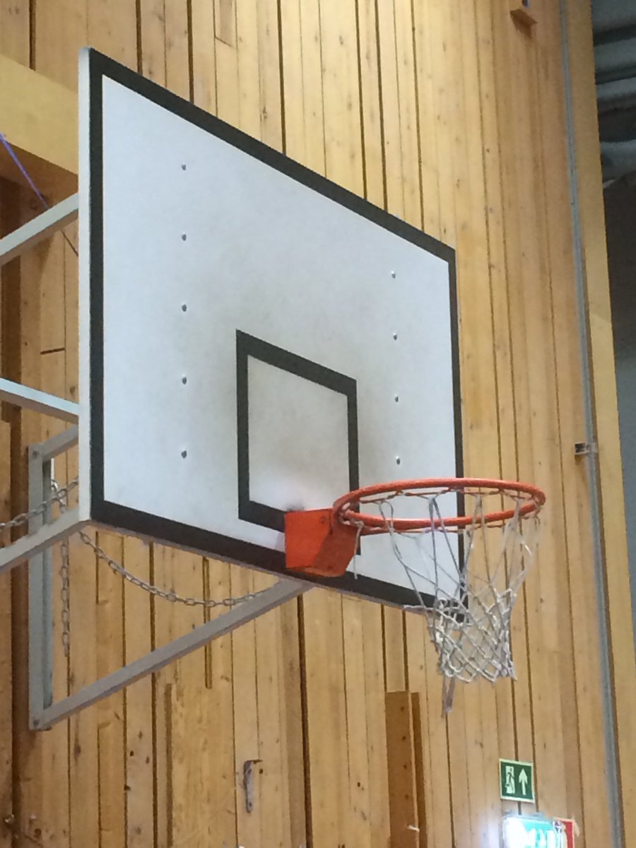 MidelfartJana's tweet photo. Stiller for #Baune i Åpen Hall idag- flott tilbud 😊Ute pågår Kniksen-cup - det er på Landås det skjer i helgen! https://t.co/VcafmHusAL