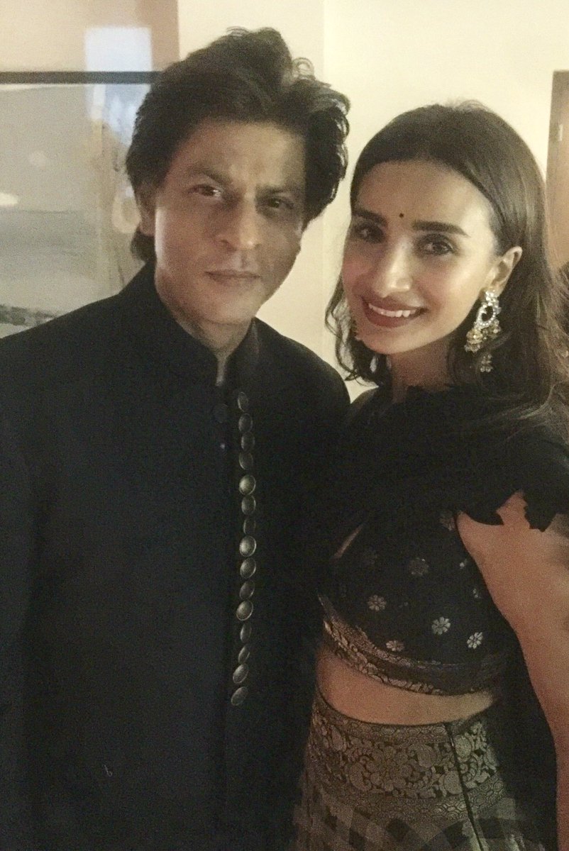 Patralekhaa9's tweet photo. Highest of all reverence @iamsrk . Blushed like a child in ur presence 🌟 #Gratitude https://t.co/XZp3wy2Zqq