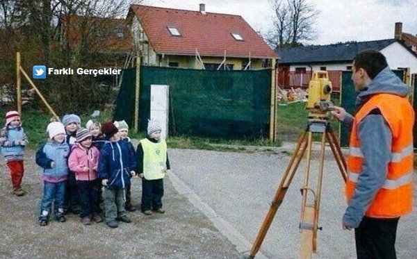 Çocuklar fotoğraf makinesi sanmış. Çocuk olmak güzel şey...