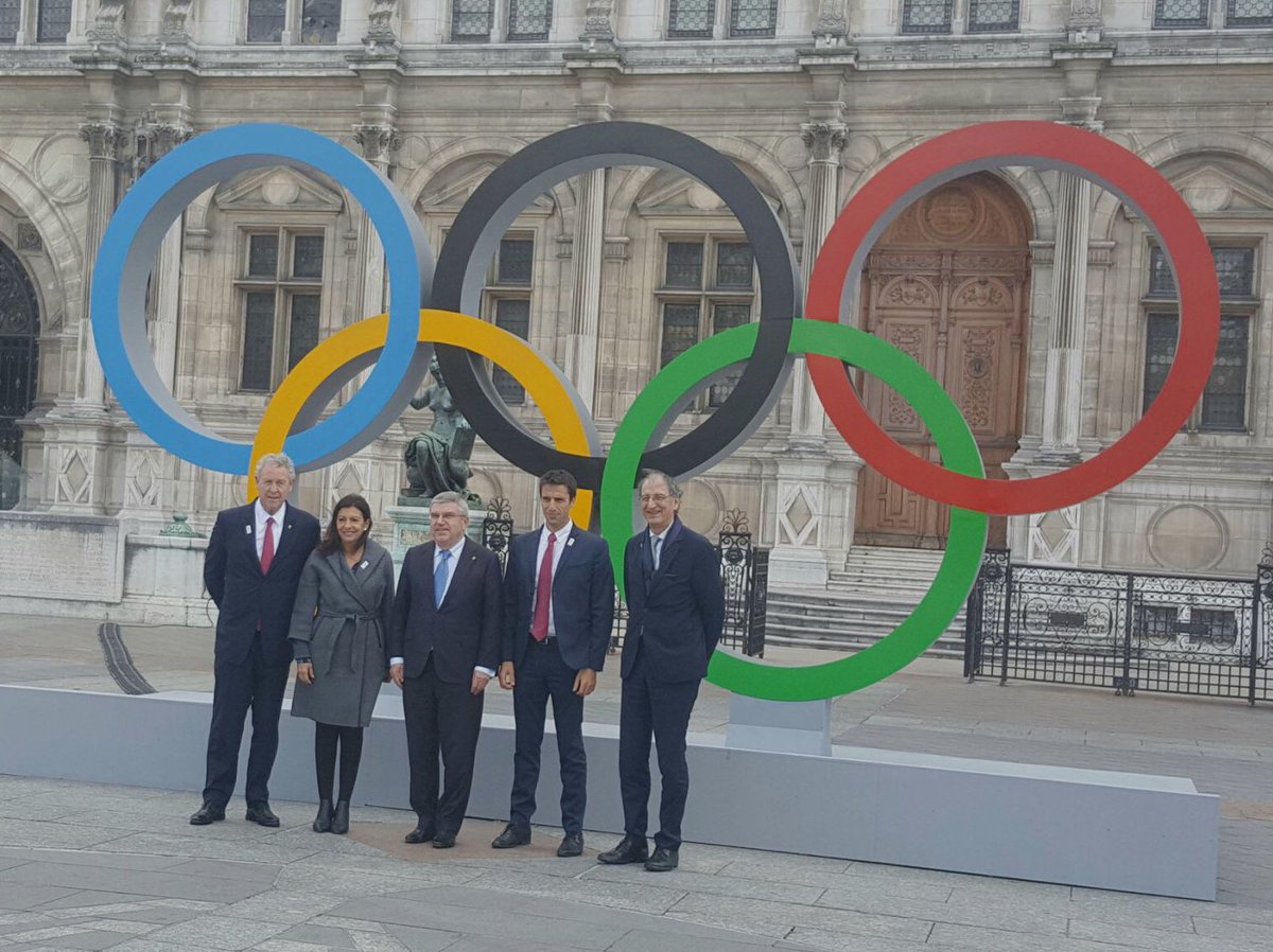 Paris2024's tweet photo. A l'occasion du @c40cities le Président du CIO, T.Bach, vient poser devant les anneaux olympiques. Un siècle après Coubertin doit sourire 👏 https://t.co/33gAxS9OHM