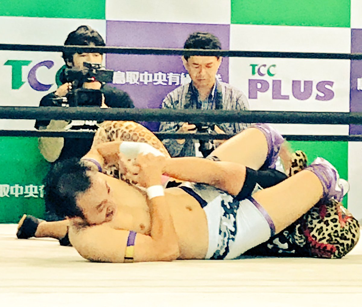 darazumania's tweet image. OPGの選手がKASSAMAのリングに👀🙌
のちのち試合が組まれている乱魔選手がなんと私服でレフェリー‼️
#KASSAMA
#OPG