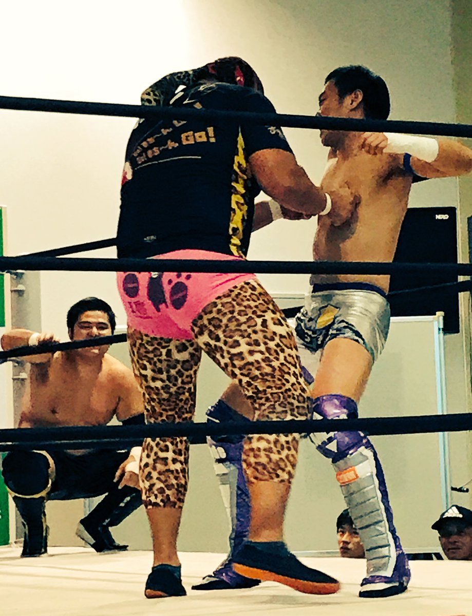 darazumania's tweet image. OPGの選手がKASSAMAのリングに👀🙌
のちのち試合が組まれている乱魔選手がなんと私服でレフェリー‼️
#KASSAMA
#OPG