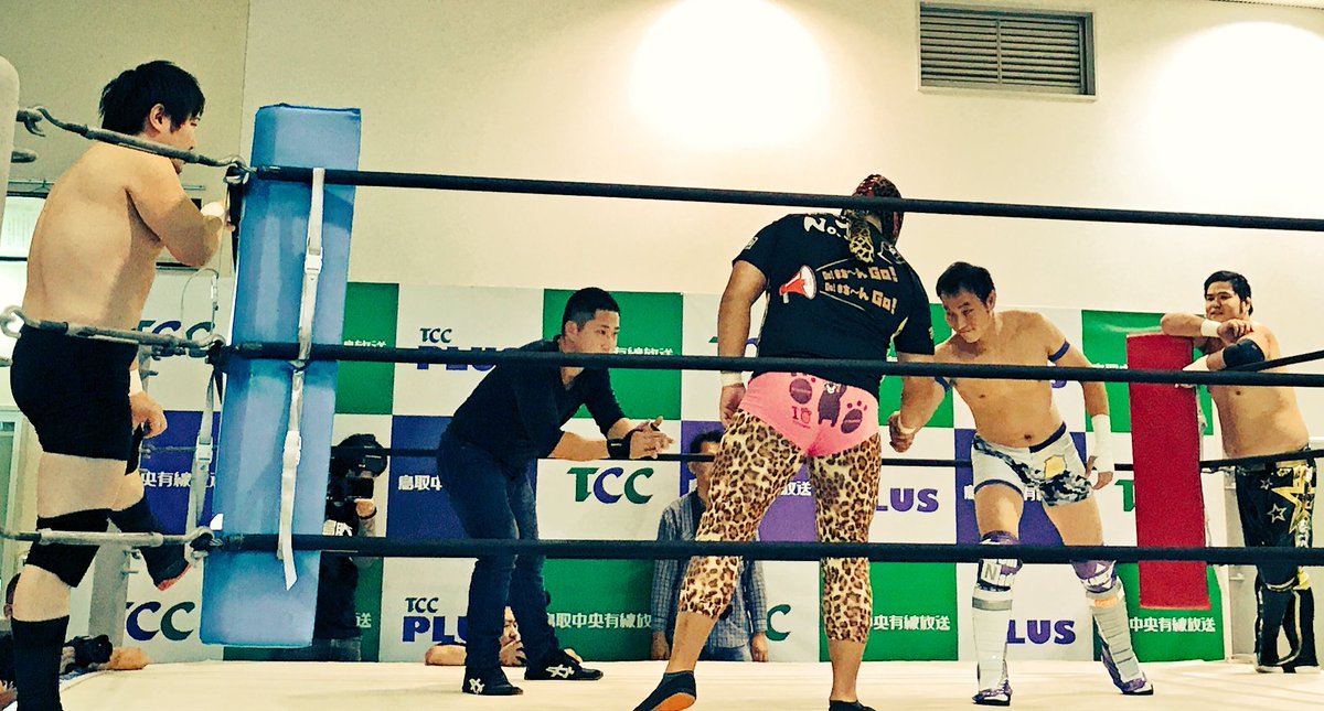 darazumania's tweet image. OPGの選手がKASSAMAのリングに👀🙌
のちのち試合が組まれている乱魔選手がなんと私服でレフェリー‼️
#KASSAMA
#OPG