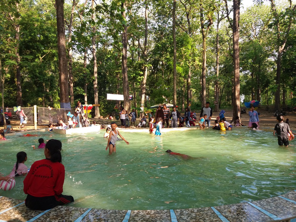 todanan's tweet photo. Minggu sore ngenteke liburane ning Goa Terawang, bnyak spot selfie dan ada kolam renang anak, Godonge lagi podo semi.. Ademmm #visitBlora https://t.co/aW2frv9Q3o