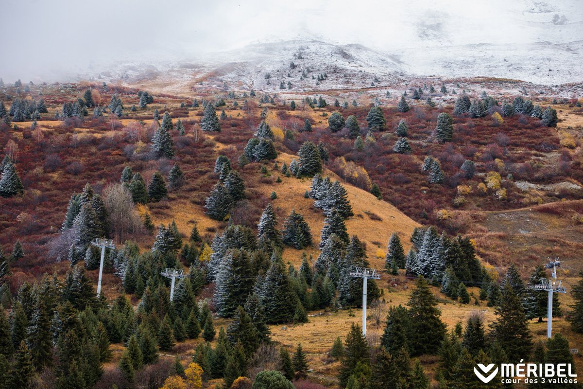 Meribel3vallees's tweet photo. #Endirect, Ambiance magique entre le blanc de la neige et les nuances d'automne ! #neige https://t.co/33Wzkwx43x