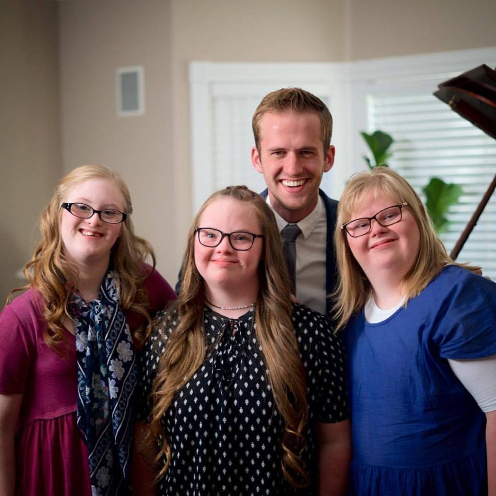 NewRevelationsM's tweet photo. Interview: Jason Lyle Black – Amazing Pianist @jasonlyleblack https://t.co/Ws1vSfUb0J https://t.co/Y0wVfl7fx8