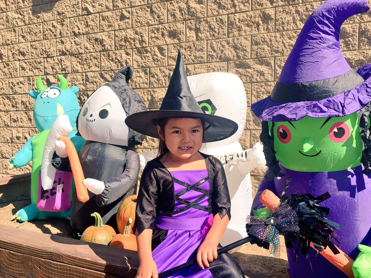 Smile0822's tweet photo. Trick or treat #calmzoo #booatzoo #withfriends https://t.co/2ZiDFbcdwO