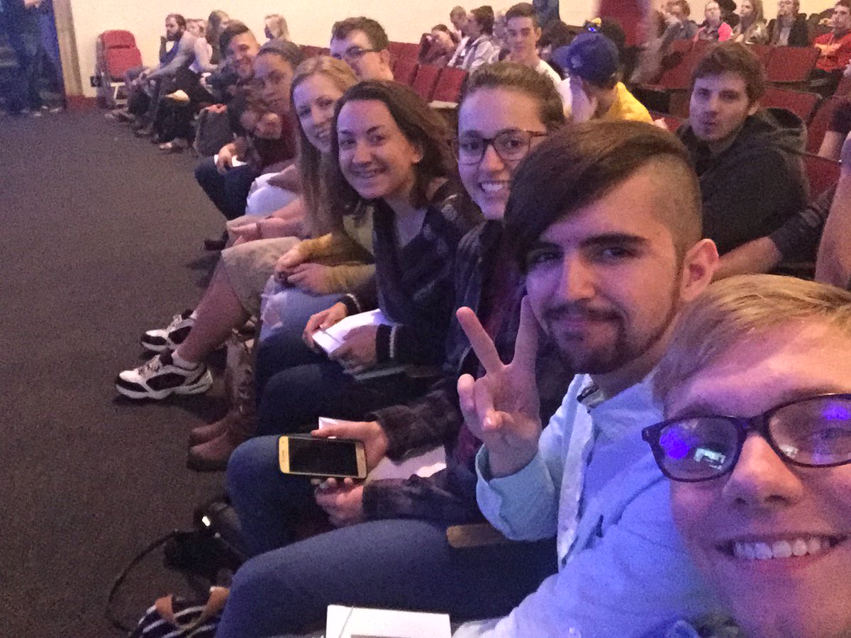 SarahLizMaria's tweet photo. Front row squad! 🙌🏼 #NavsMainEvent2017 https://t.co/JYFWHcaw1C