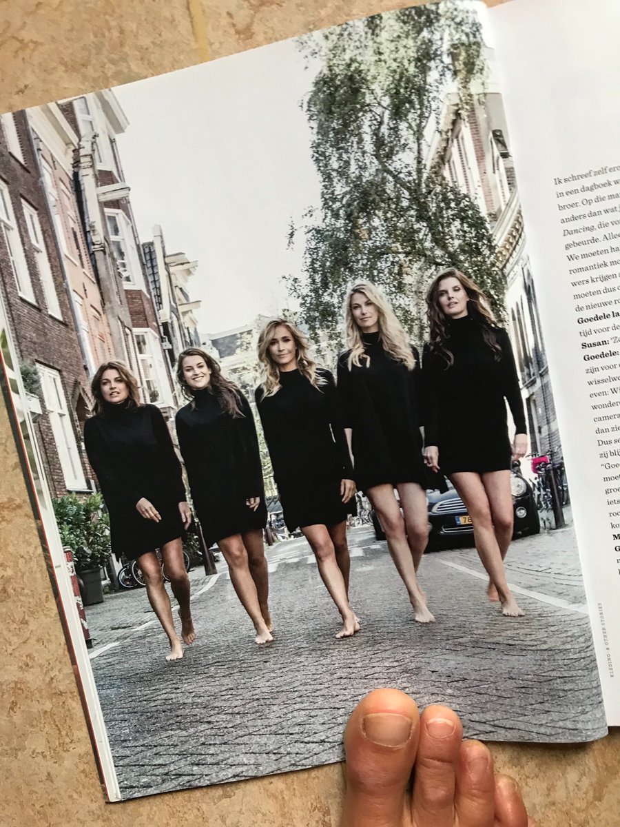 Feetback020's tweet image. Prachtige foto van 5 mooie vrouwen #Barefoot in de @wendyonlineNL van Moon Jansen