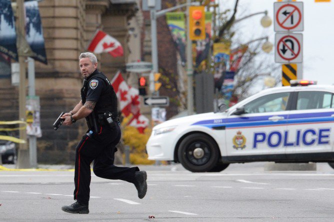 Trudeau issues statement on third anniversary of Parliament Hill shooting - 1310news.com/2017/10/22/tru… #ottnews https://t.co/wJs2xFZ5VG