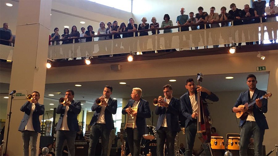 El <a href="/Ensamble74/">Ensamble 7/4</a> llenó los alrededores del Foyer del edificio Berliner Philharmonie  vzls.net/2xTyC0D