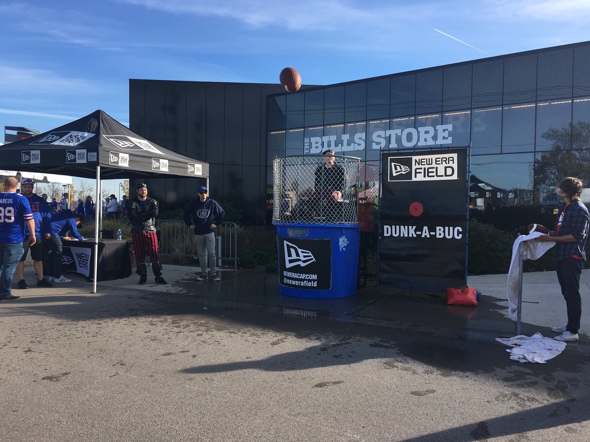 staylor111's tweet photo. Lots of food stuff and fun stuff and free stuff along the #Billevard! #Bills #TBvsBUF https://t.co/XNiQAnjg9m