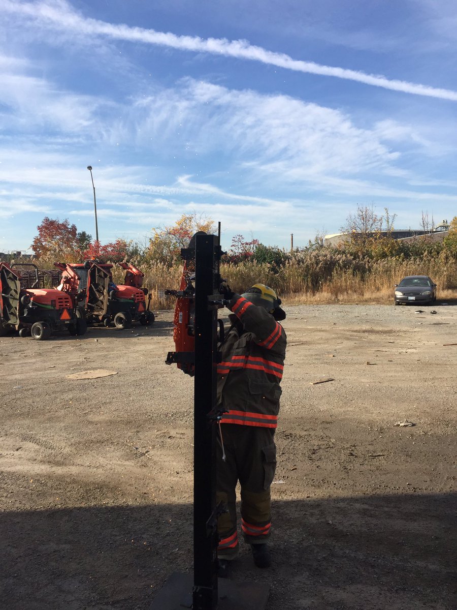 A209 crew getting some K12 training before the new saw goes on the truck. ^pcZ https://t.co/Wx2zRxWtT5
