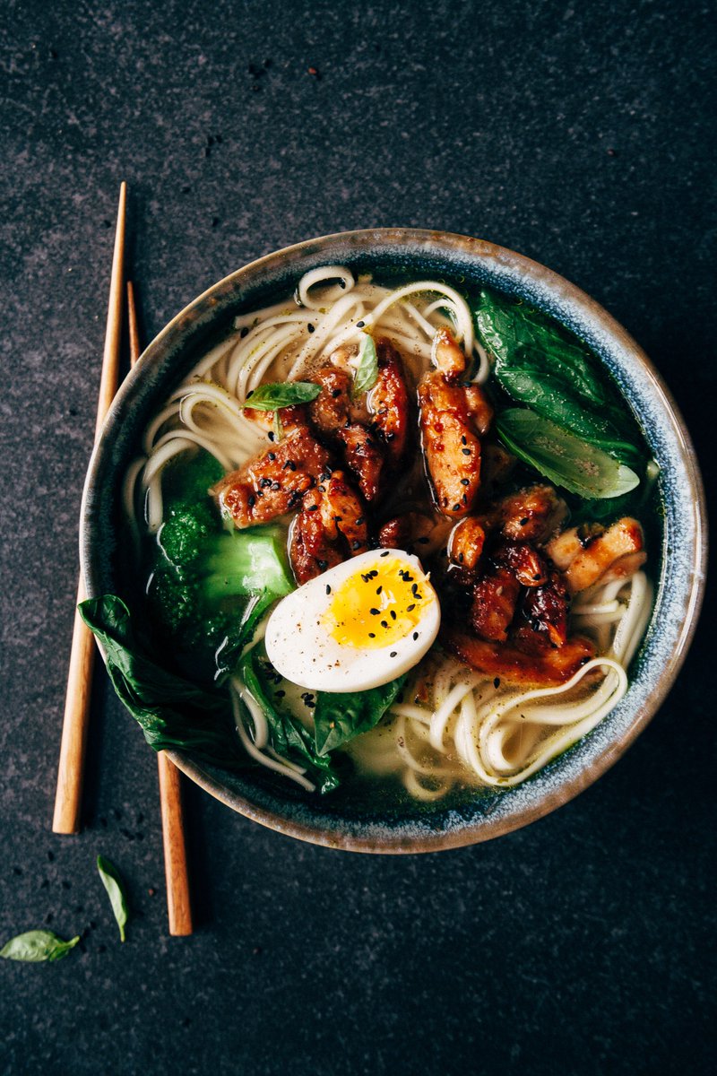 Wie wil er nou geen NOEDELSOEP MET PITTIGE MISOKIP? Check het recept op homecookingdept.com/noedelsoep/ Fijne zondag!