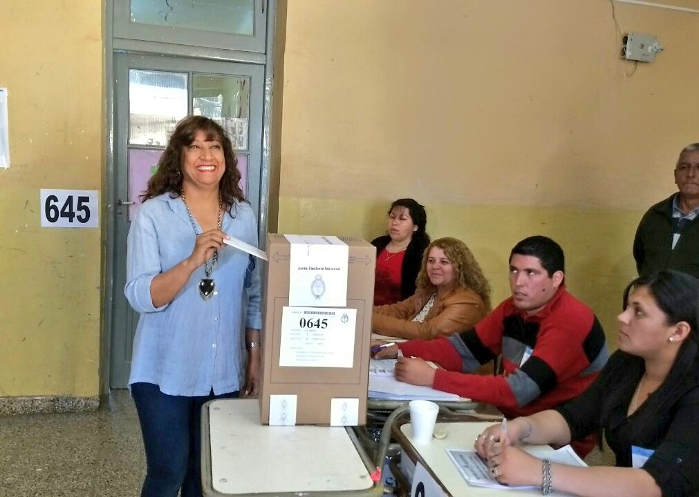 PjOficialLR's tweet photo. .@silviagaitan251 votó e instó al pueblo riojano a ejercer el derecho a elegir, para fortalecer la democracia. #UnidosPorLaRioja https://t.co/lg2K13xZQ5