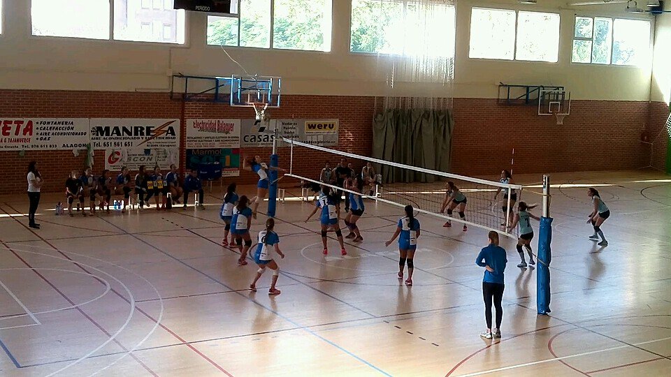 vbalagon_inf's tweet photo. Primer partido de liga con victoria por 3-0 de las Villanas vs Estrella Oliver.
Gracias a Alagon Sport por las camisetas y a toda afición. https://t.co/DSzp3Zm5SR