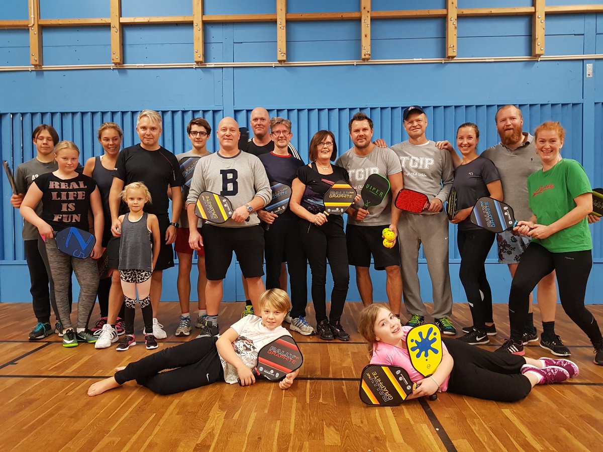 pickleballswe's tweet photo. Grymt drag idag! Pickleball tillsammans med familj, vänner &amp; gofrukost varje söndag i Enskede Racketthall kl. 0900. Alla är välkomna! https://t.co/6HHHfvsOli