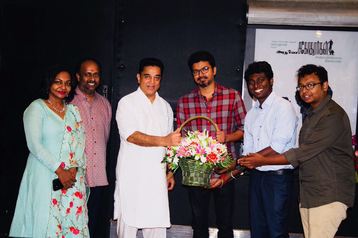 PttvNewsX's tweet photo. மெர்சல் படத்தை நடிகர் விஜய், இயக்குநர் அட்லீயுடன் பார்த்தார் நடிகர் கமல்ஹாசன் #Mersal #MersalHit #MersalIssue #MersalBlockbuster https://t.co/zQlJs2xGFc