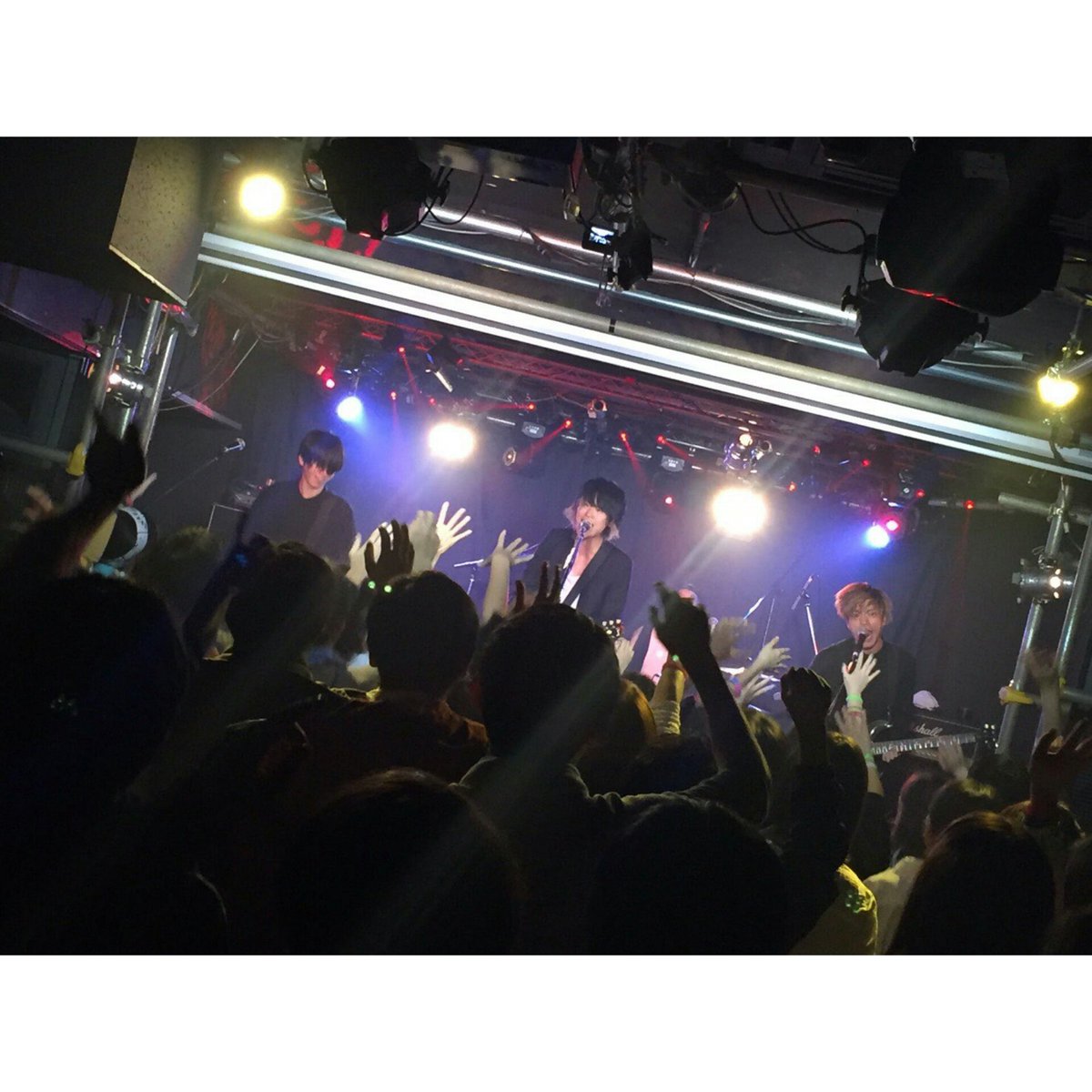 GR_tk0701's tweet photo. 1年ぶりのMAGIC OF LiFE☺
メンバーよりも先に会場行って差し入れ渡せたし、ライブはど真ん中最前だし近いし、ライブのあと声かけたら顔覚えててくれたし、写真撮ってくれたし、、、もうとにかく最高だった(；＿；)
本当に素敵な歌詞、曲でめっちゃ感動した泣いた😂😭😭
また来年✌ https://t.co/6OIxZH8duJ