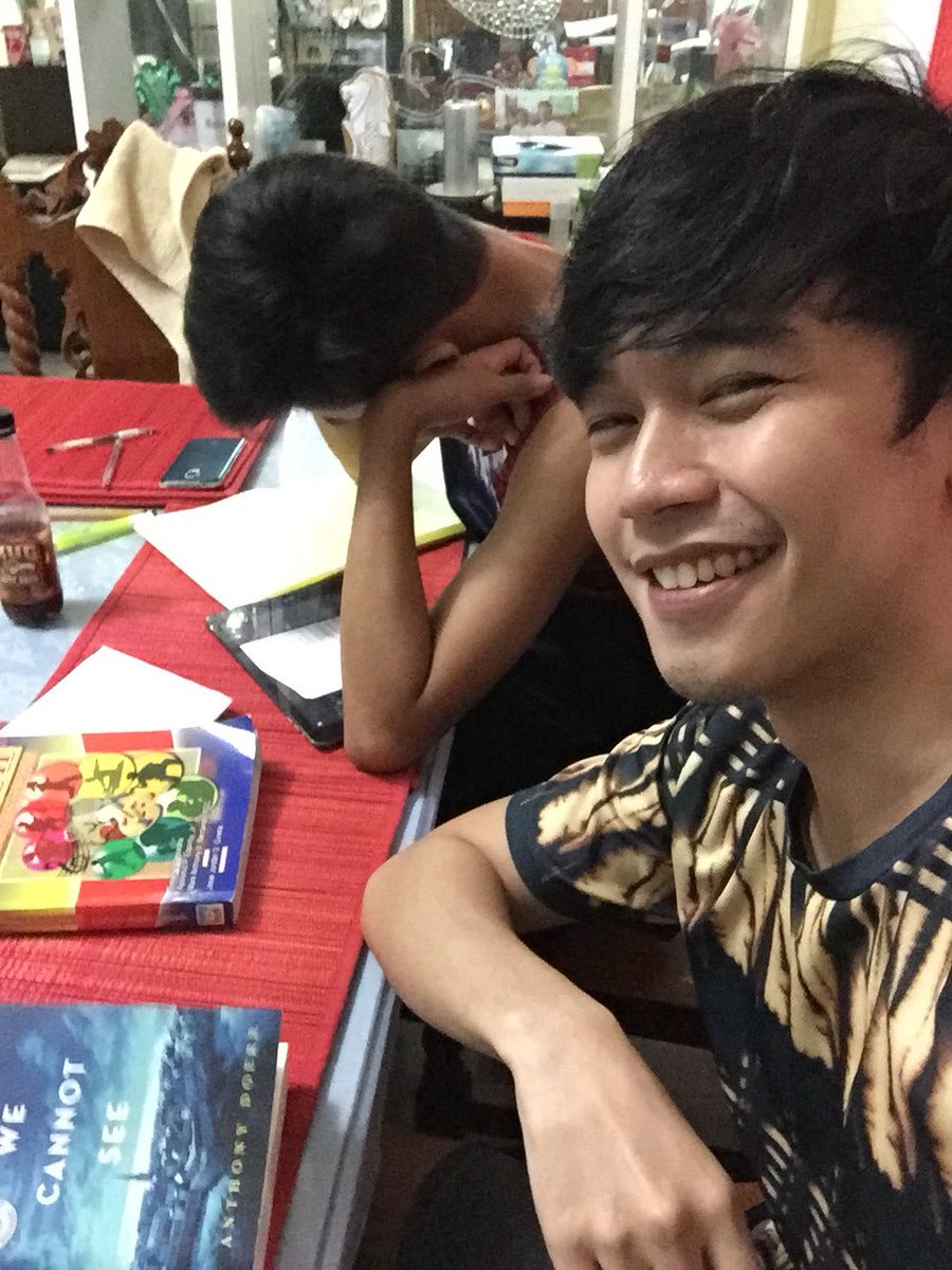 raymarcelizer's tweet photo. Andaming tanong ng lil bro ko about sa Economics for his periodical exam. (Kala niya madami akong alam) HAHAHUHU #ThisIsHowWeBond https://t.co/cqFUqZNuLh
