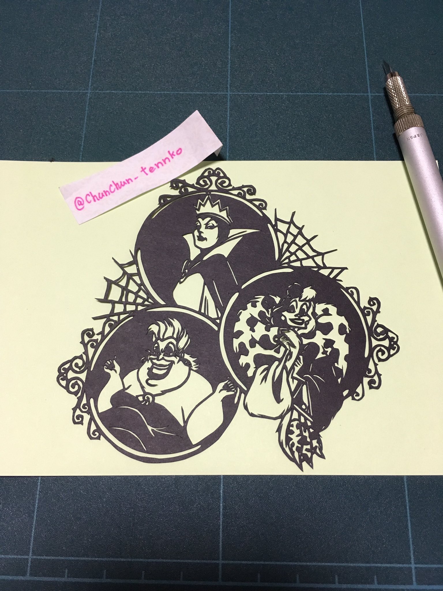みむ 元もすたー 切り絵完成した ディズニー ロマンティック切り絵の図案本より ポストカードサイズだと本当細かい 切り絵 ヴィランズ ディズニー T Co Ssfhikoiqc Twitter