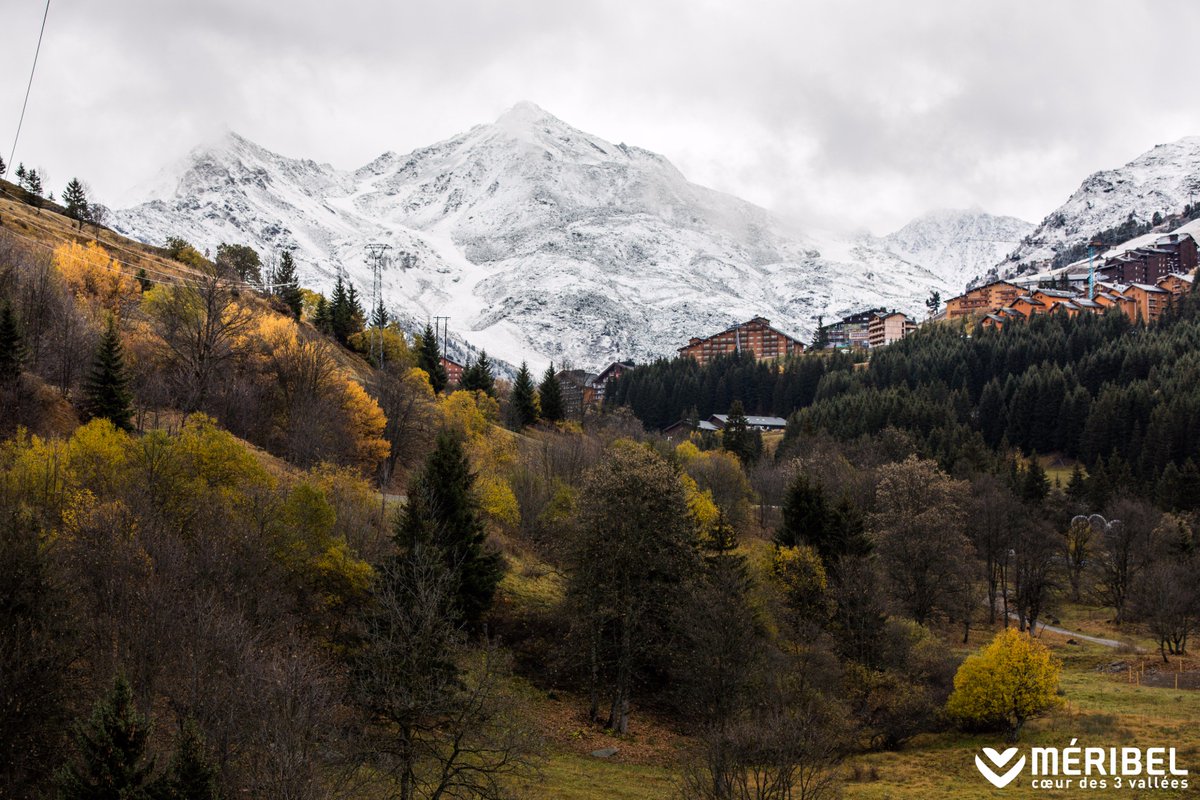 Meribel3vallees's tweet photo. #Endirect, Ambiance magique entre le blanc de la neige et les nuances d'automne ! #neige https://t.co/33Wzkwx43x