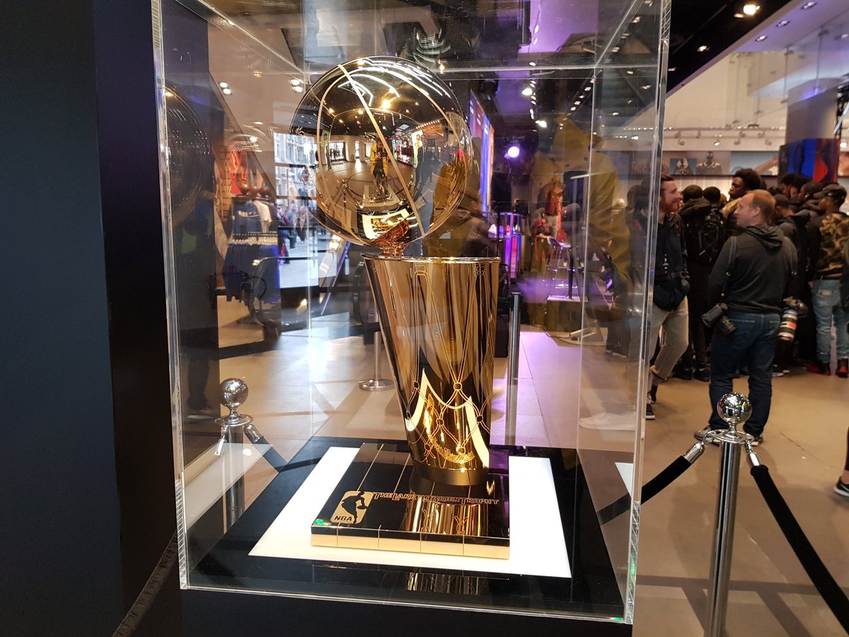 NBAUK's tweet photo. We're out here at Nike Town London awaiting a very special guest! Guess who? 😉 https://t.co/QAUNtsbYKv