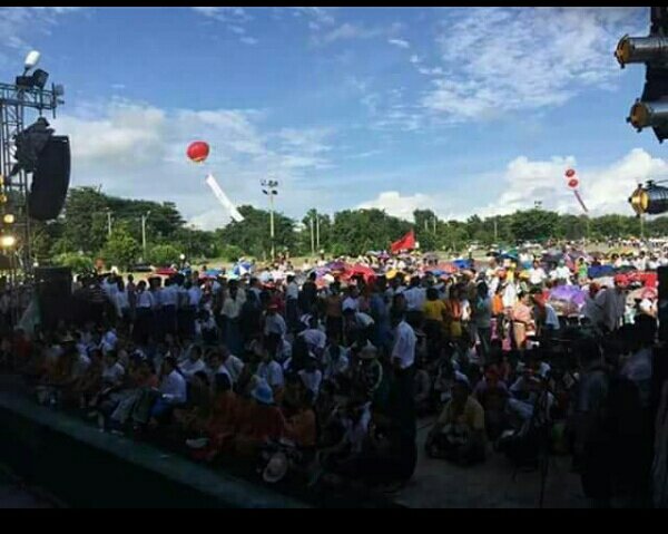 The whole Burma(Naypyitaw)
People stand with Aung San Su Kyi.