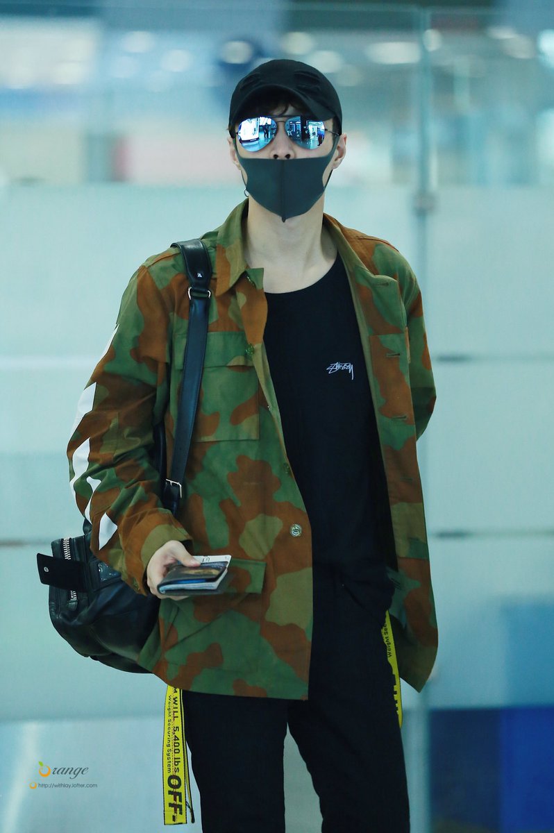 Orange_For_Lay's tweet photo. 171022 PVG #Yixing #Lay😍🤗 https://t.co/QvIaNurMq2