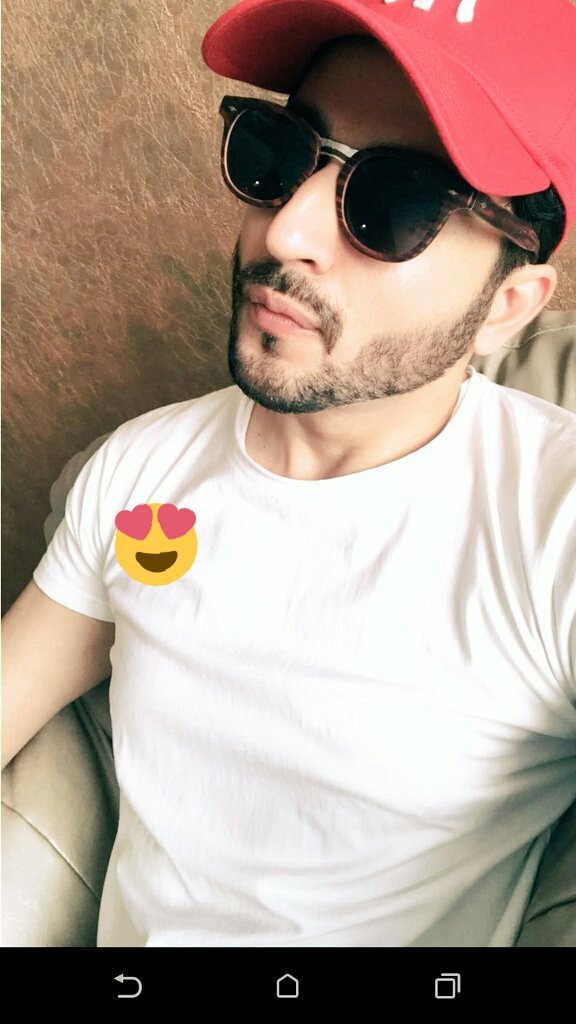 FanDheeraj's tweet photo. U r flawless my love I hate sat and sun because I cannot see u 
U r my inspiration my once see see my edit in insta @DheerajDhoopar 😥😥😥 https://t.co/i4JXuELzaI
